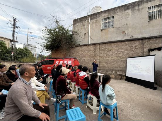 警惕“下店上宅”火灾隐患盘龙消防第89场“院坝课堂”在青龙园小区开展(图2)
