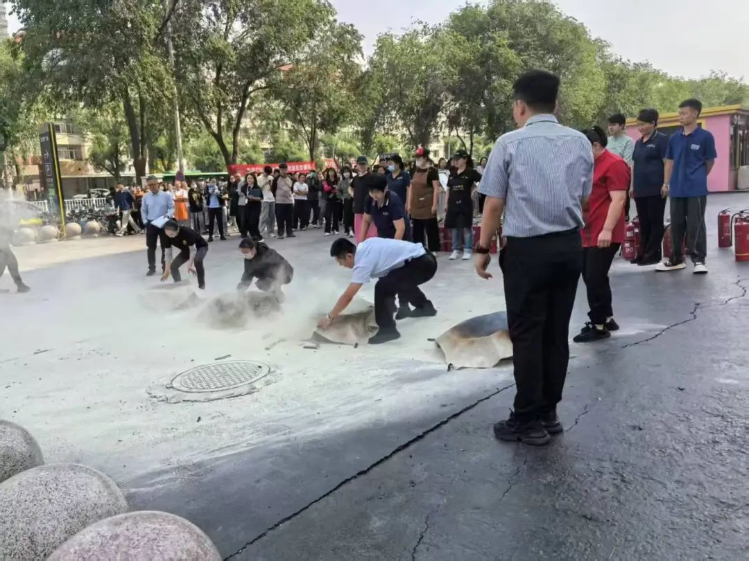 星空体育网站：安全生产月：玉泉区多部门开展消防应急疏散演练活动(图2)