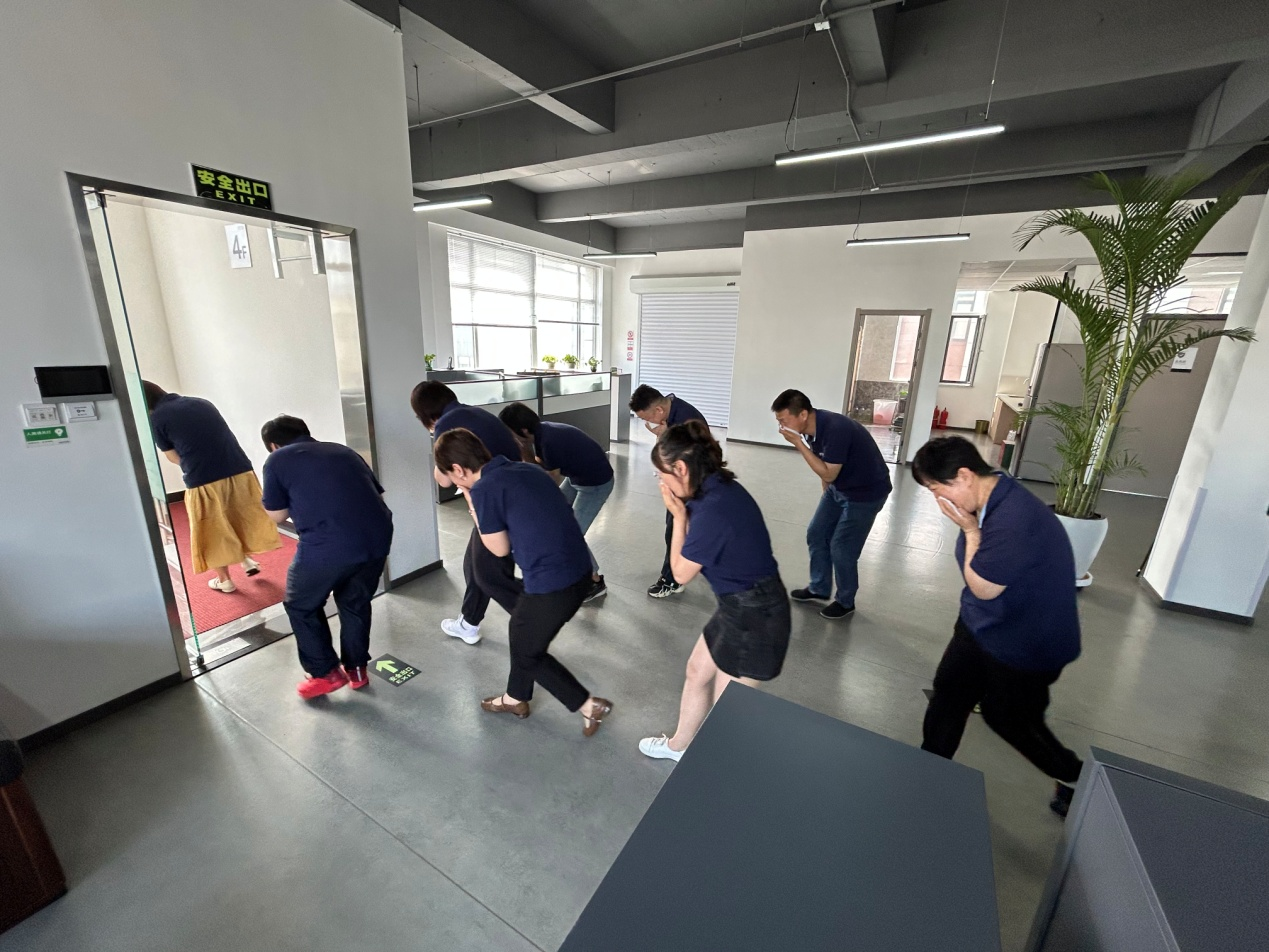 星空体育：桃仙街道开展消防应急疏散演练筑牢安全防线(图1)