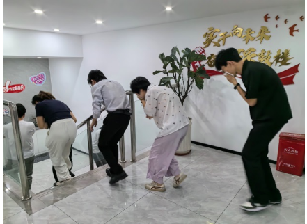 星空体育：中国人寿寿险鼓楼支公司开展“人人讲安全个个会应急”安全生产系列活动(图2)