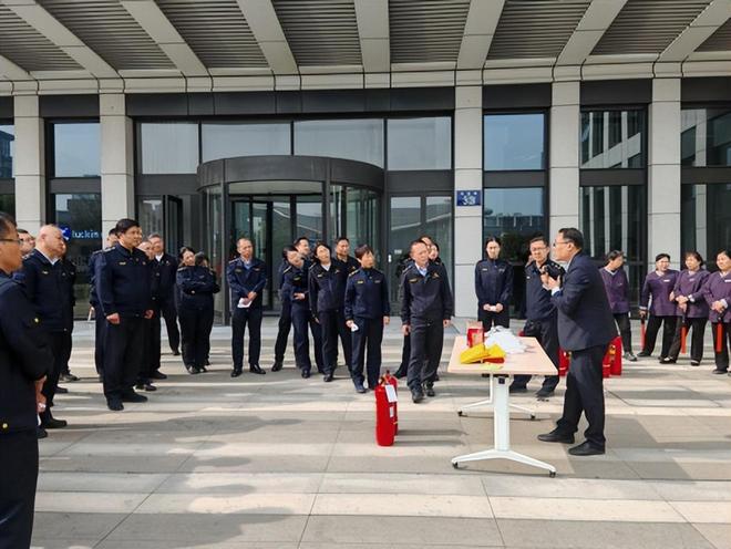 星空体育网站：青岛市综合行政执法支队举办消防安全知识讲座与消防演练(图3)