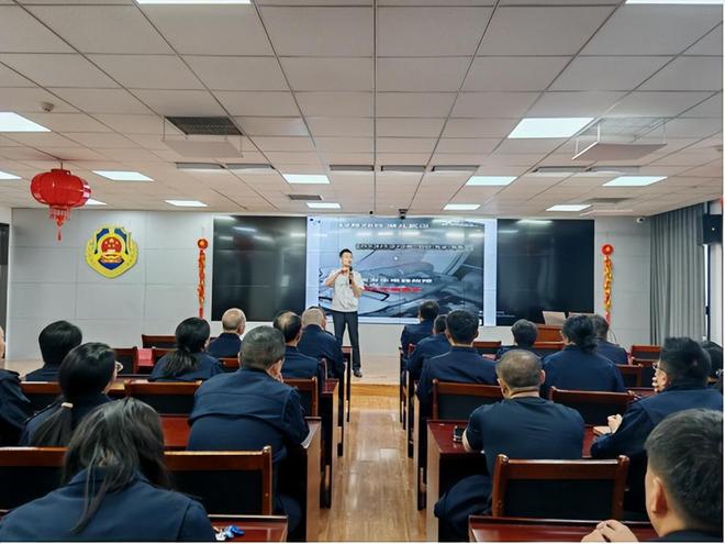 星空体育网站：青岛市综合行政执法支队举办消防安全知识讲座与消防演练(图2)