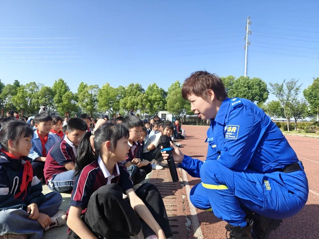 星空体育：共筑安全防线！防灾减灾知识进校园进社区！(图3)