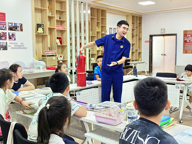 “消老师”趣味开讲点亮“青苗学社”暑期安全课堂(图1)