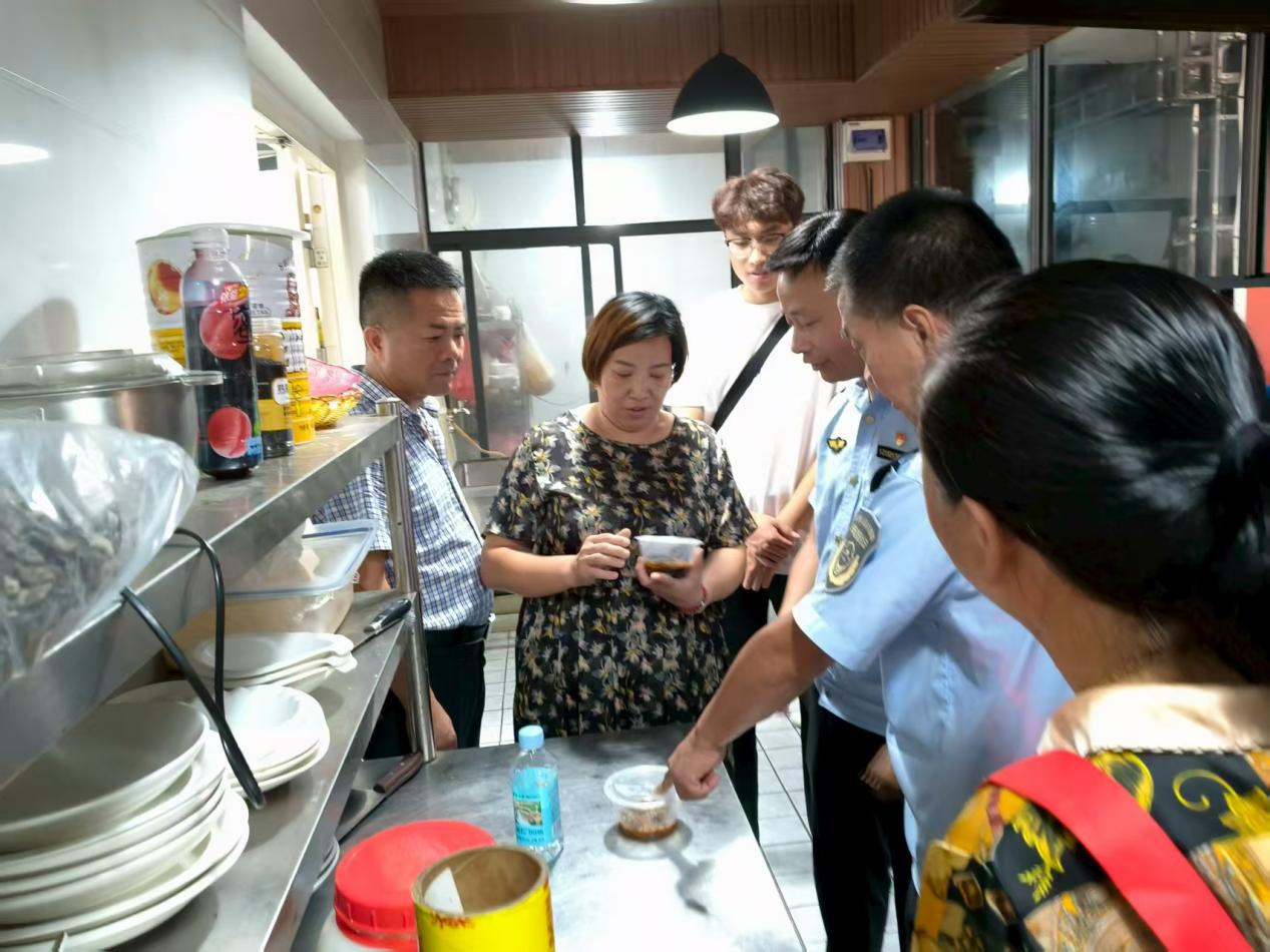 星空体育网站：怀宁县黄墩镇人大协同市监所织密艺培托管安全网(图1)