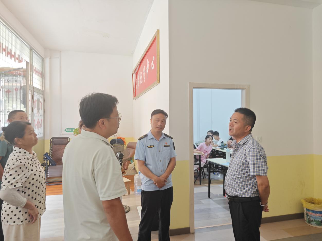 星空体育网站：怀宁县黄墩镇人大协同市监所织密艺培托管安全网(图2)