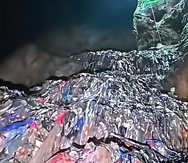 湖南永顺一溶洞垃圾堆积如山？拍摄者：目测有15米高当地称已在处置垃圾(图5)