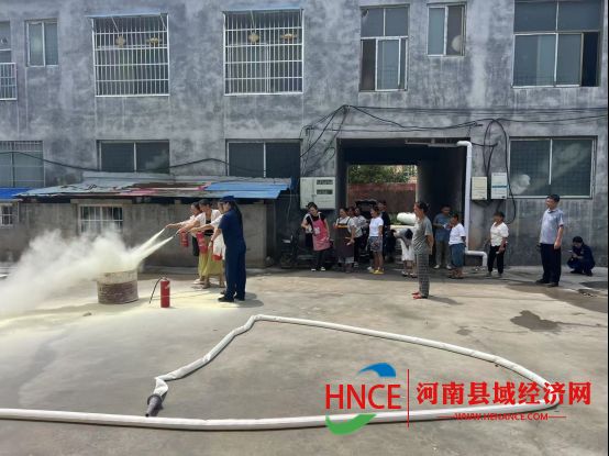 星空体育网站：村里来了“蓝玫瑰”消防知识送上门(图2)