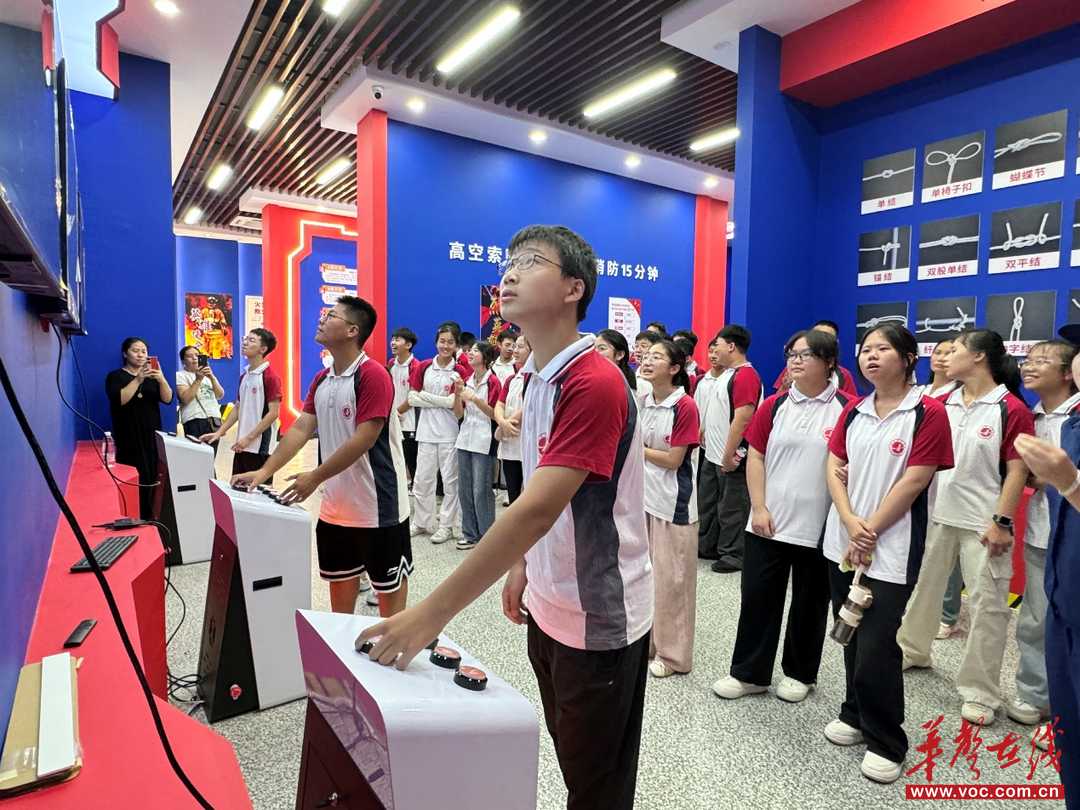 星空体育：永州柳子中学开展“八一”致敬“火焰蓝”主题团队日活动(图3)