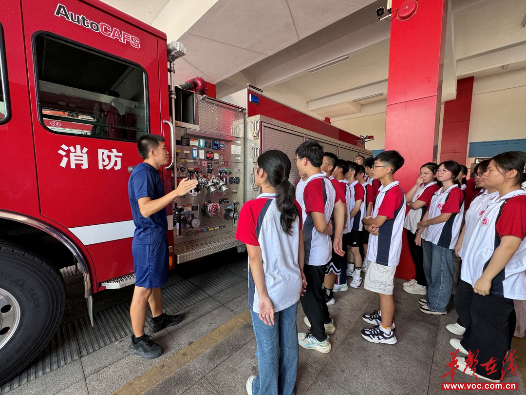 星空体育：永州柳子中学开展“八一”致敬“火焰蓝”主题团队日活动(图2)