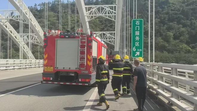 星空体育：货车后轮自燃汉中高速交警迅速救援(图1)