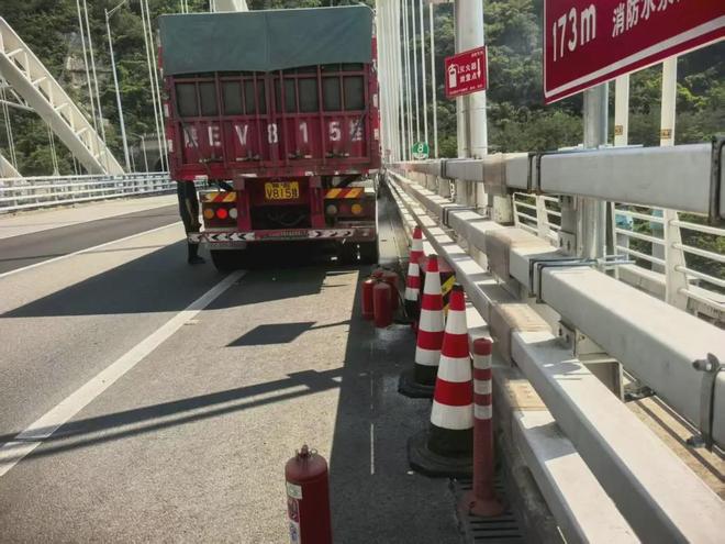 星空体育：货车后轮自燃汉中高速交警迅速救援(图2)