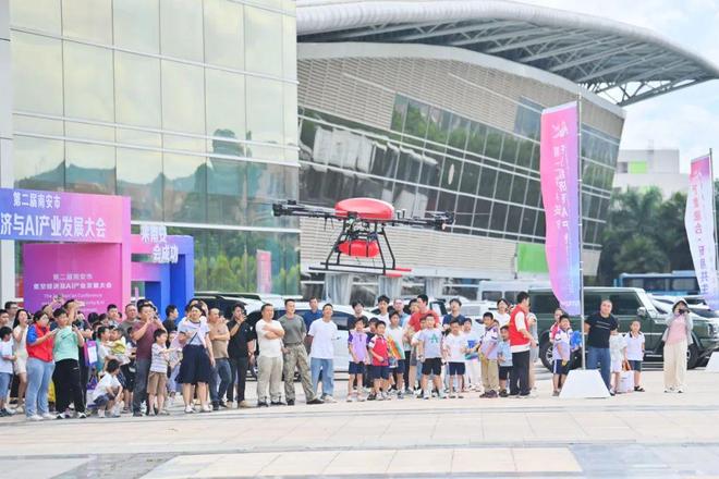 星空体育：南安这场科技盛宴太酷了！机器狗扛灭火器、无人机1分钟灭火、机器人跳舞迎宾……(图1)