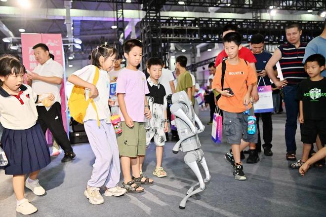 星空体育：南安这场科技盛宴太酷了！机器狗扛灭火器、无人机1分钟灭火、机器人跳舞迎宾……(图2)