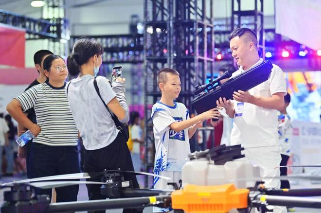 星空体育：南安这场科技盛宴太酷了！机器狗扛灭火器、无人机1分钟灭火、机器人跳舞迎宾……(图8)