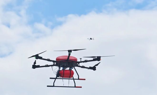 星空体育：南安这场科技盛宴太酷了！机器狗扛灭火器、无人机1分钟灭火、机器人跳舞迎宾……(图4)