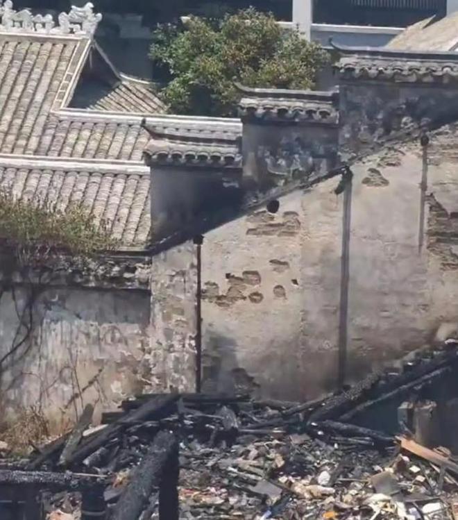 长沙金丝楠木博物馆遭大火焚毁引发网友热议。(图1)