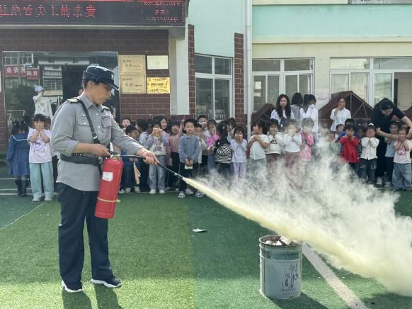 星空体育网站：以“练”筑防安全“童”行——阜阳市颍东区插花镇闸南幼儿园开展消防演练活动(图3)