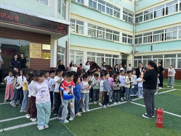 星空体育网站：以“练”筑防安全“童”行——阜阳市颍东区插花镇闸南幼儿园开展消防演练活动(图2)