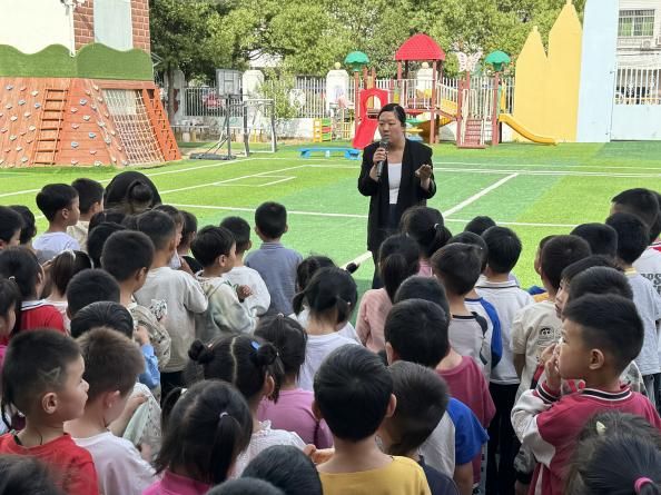 星空体育网站：以“练”筑防安全“童”行——阜阳市颍东区插花镇闸南幼儿园开展消防演练活动(图4)