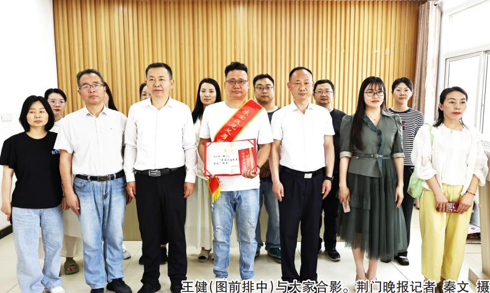 星空体育网站：荆门“围裙哥”干得漂亮！(图1)