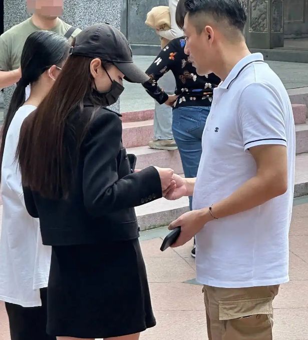 星空体育：33岁马筱梅带小玥儿喝下午茶眼神慈爱又温柔这后妈当得好称职(图5)