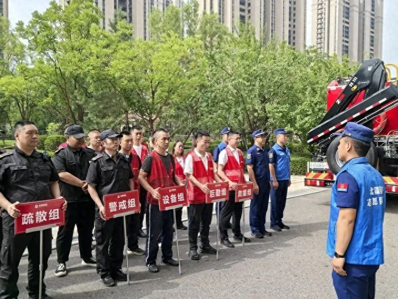 玉泉区消防救援大队开展“以‘演’筑防安全相伴”高层住宅消防演练培训活动(图1)