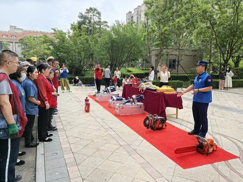 玉泉区消防救援大队开展“以‘演’筑防安全相伴”高层住宅消防演练培训活动(图2)