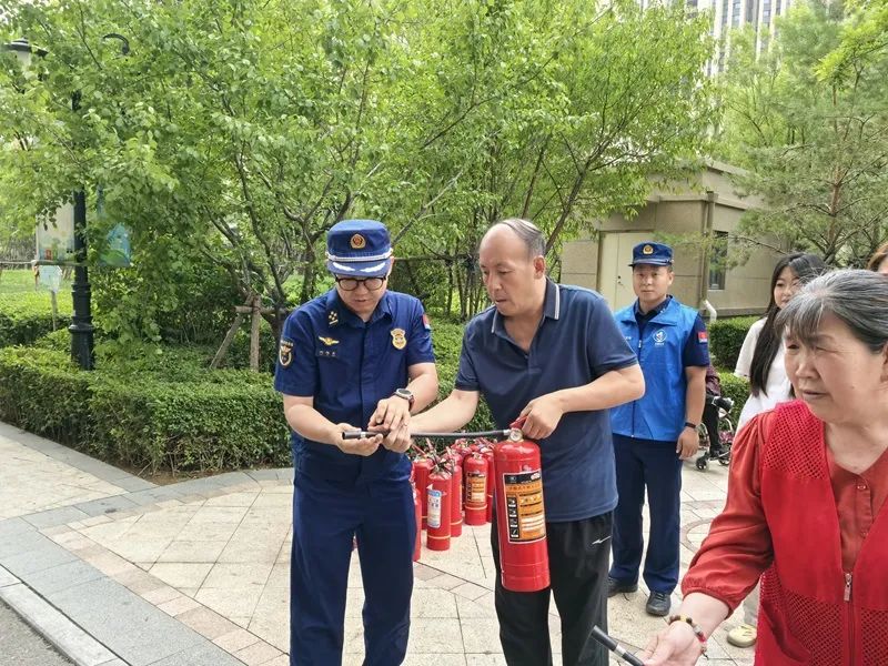 玉泉区消防救援大队开展“以‘演’筑防安全相伴”高层住宅消防演练培训活动(图3)