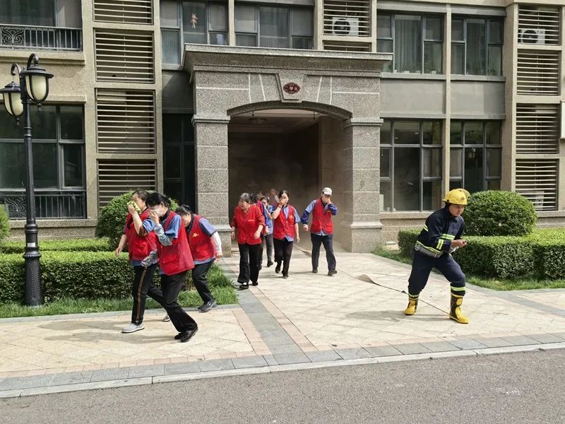 玉泉区消防救援大队开展“以‘演’筑防安全相伴”高层住宅消防演练培训活动(图4)