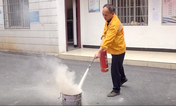 桂林工务段：以练防患未“燃”拧紧安全“防火墙”(图1)