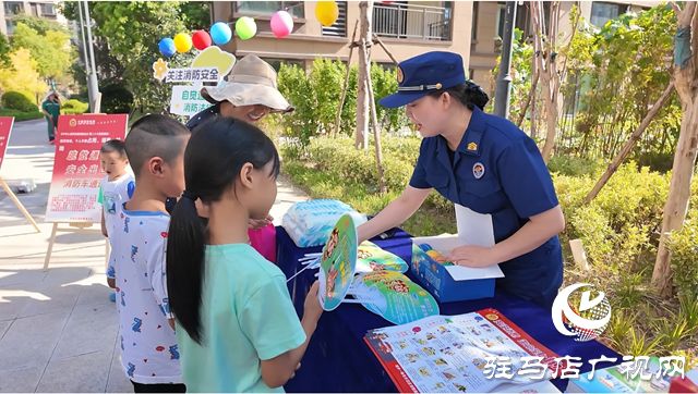 消防课开到家门口居民实操灭火器学技能(图1)