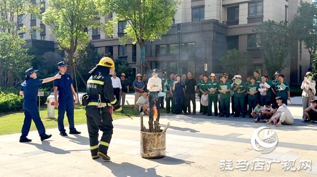 消防课开到家门口居民实操灭火器学技能(图2)
