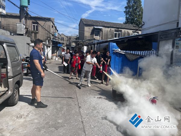 星空体育：江东社区开展“家门口”的消防演练(图2)