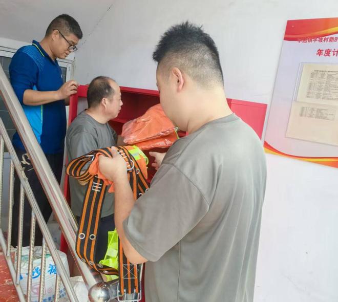 星空体育：社旗县李店镇：配发消防器材筑牢农村地区“防火墙”(图2)