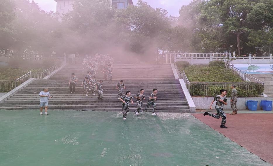 邵阳市第三中学开展军训新生应急疏散演练与消防安全教育活动(图1)