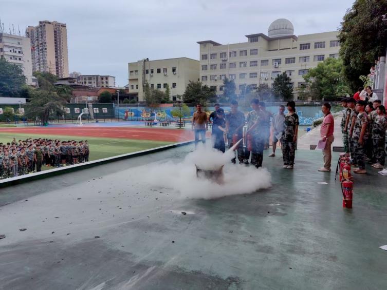 邵阳市第三中学开展军训新生应急疏散演练与消防安全教育活动(图2)