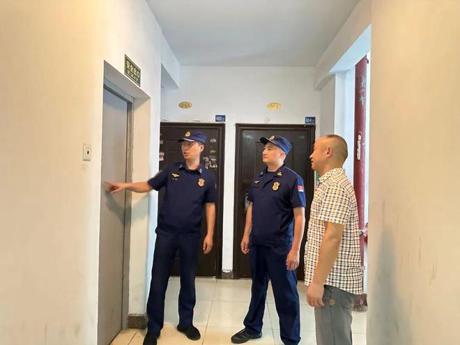 星空体育网站：武汉持续开展周三集中夜巡行动强化高温天气火灾防范工作(图1)