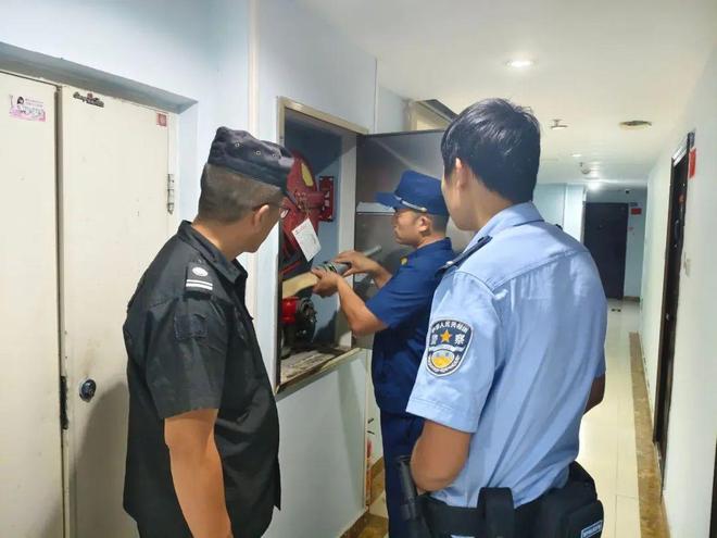 星空体育网站：武汉持续开展周三集中夜巡行动强化高温天气火灾防范工作(图2)