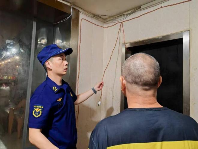 星空体育网站：武汉持续开展周三集中夜巡行动强化高温天气火灾防范工作(图4)