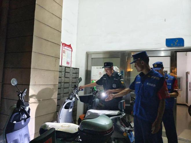 星空体育网站：武汉持续开展周三集中夜巡行动强化高温天气火灾防范工作(图5)