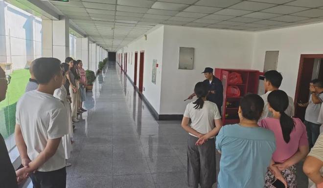 华英禽类加工厂组织办公室人员开展消防安全培训(图1)