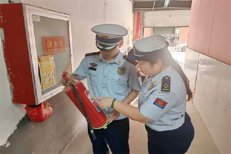 星空体育网站：烟台高新消防开展消防产品质量安全全链条整治工作(图2)