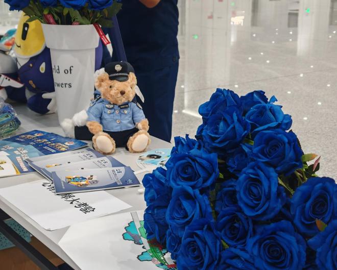 七夕守护｜重庆轨道消防牵头多部门送市民“蓝色安全玫瑰”让浪漫与平安双向奔赴(图3)