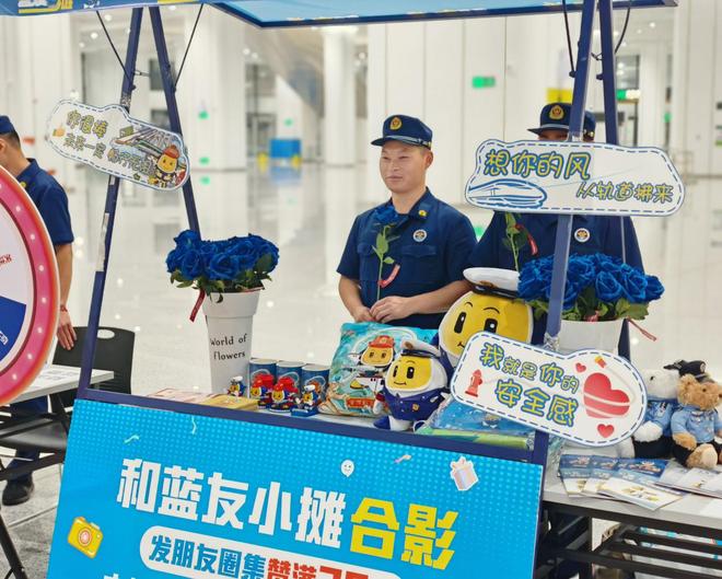 七夕守护｜重庆轨道消防牵头多部门送市民“蓝色安全玫瑰”让浪漫与平安双向奔赴(图2)
