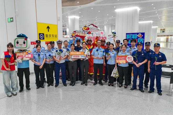 七夕守护｜重庆轨道消防牵头多部门送市民“蓝色安全玫瑰”让浪漫与平安双向奔赴(图1)