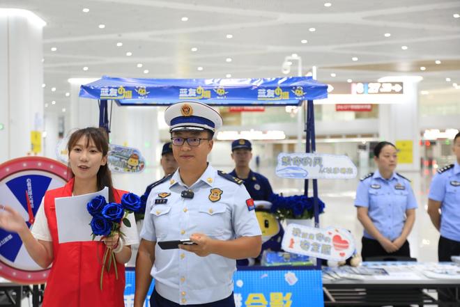 七夕守护｜重庆轨道消防牵头多部门送市民“蓝色安全玫瑰”让浪漫与平安双向奔赴(图5)