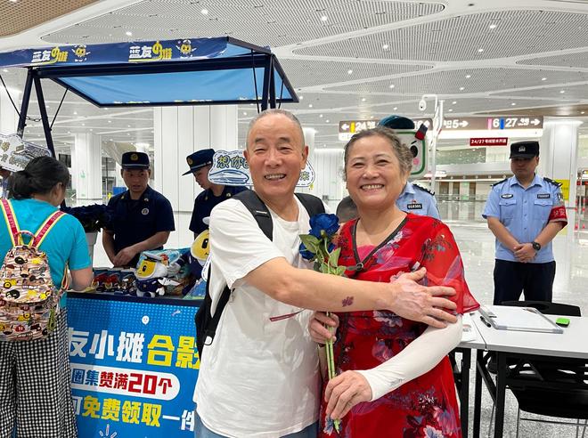 七夕守护｜重庆轨道消防牵头多部门送市民“蓝色安全玫瑰”让浪漫与平安双向奔赴(图4)