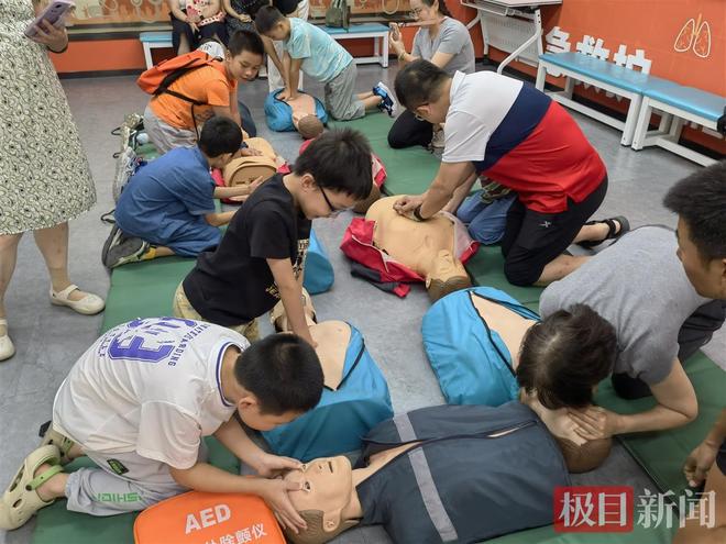 星空体育：心肺复苏术、火灾结绳自救……武汉东湖社区应急安全教育亲子实践营来啦(图3)