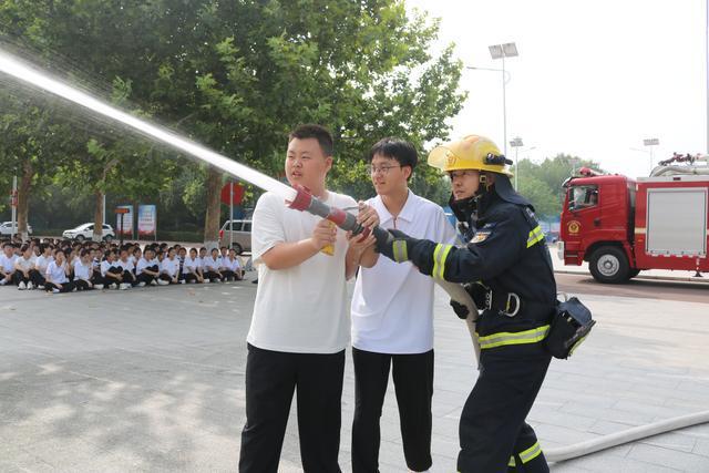 三门峡市陕州中学“985”新生齐上开学“消防第一课”(图2)